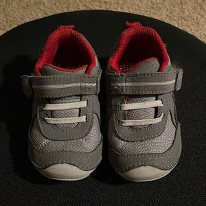 Stride Rite Sneakers 5.5 baby with velcro